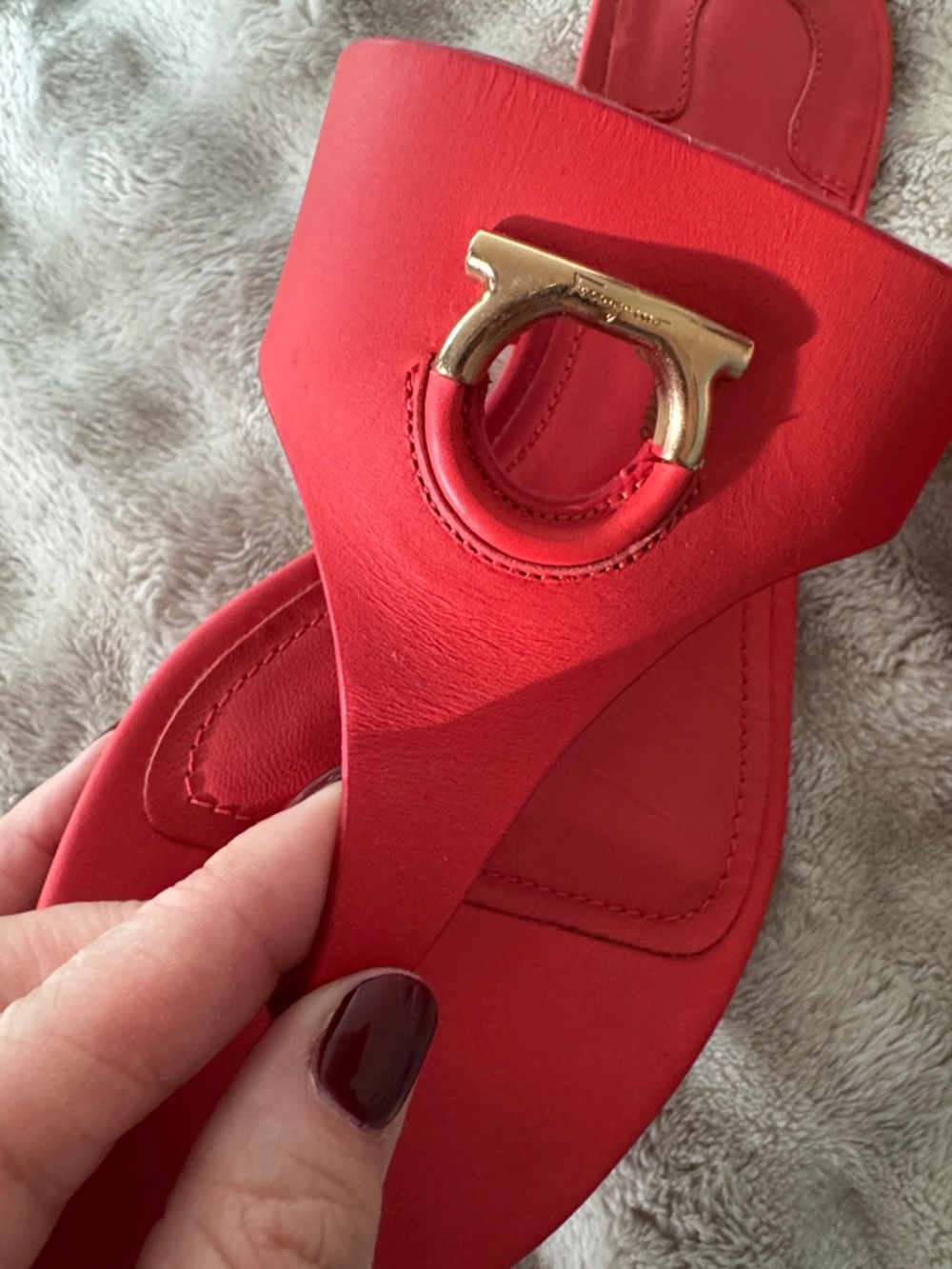 Salvatore Ferragamo Red Leather Thong Sandals with Gold Logo - Picture 4 of 5